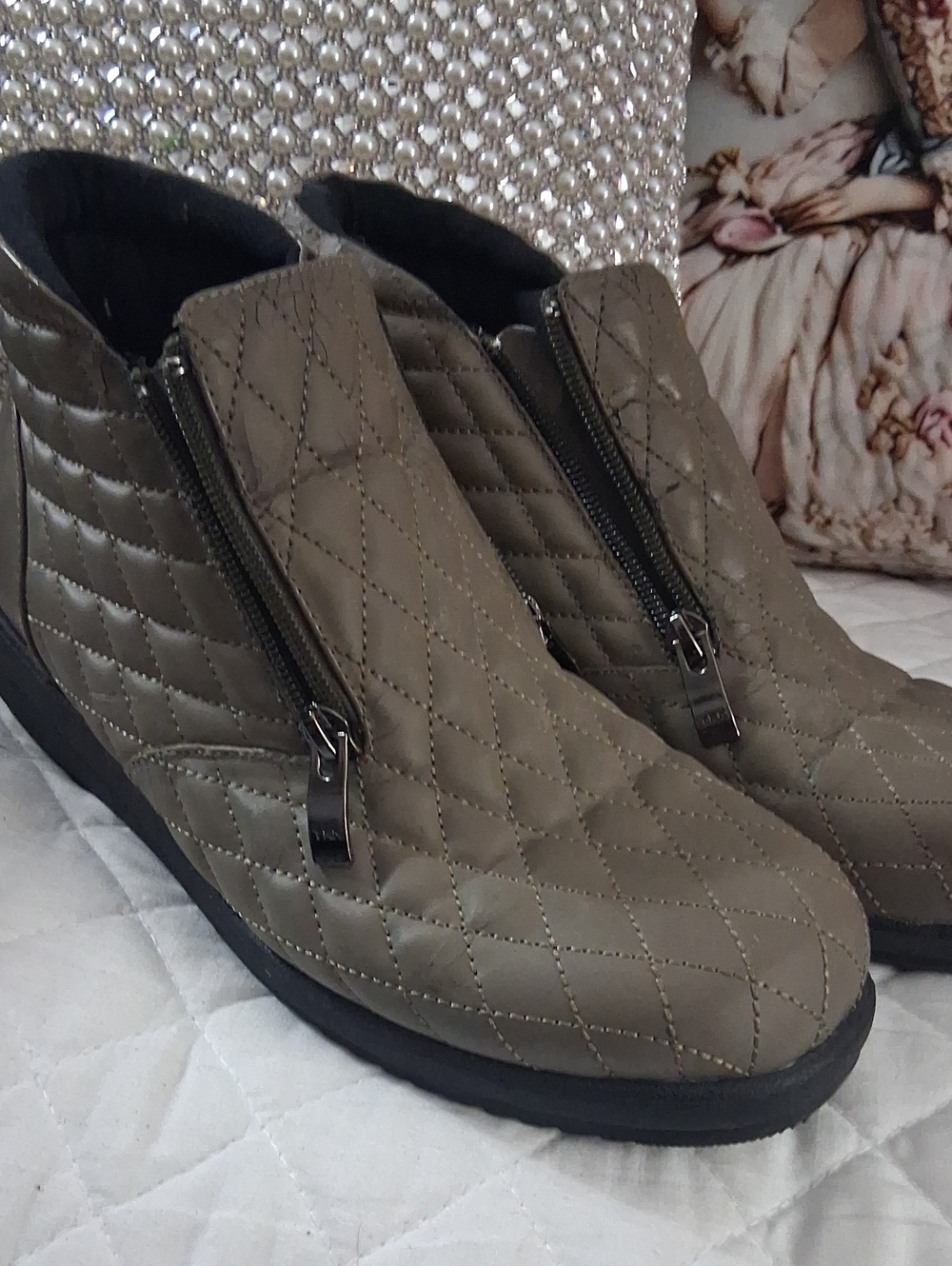 Beacon Quilted Taupe Women's Zip Front Ankle Casual Shoes Sz 9W. $25